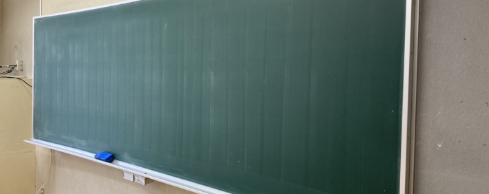 ②なぜ黒板は黒色ではなく緑色なのか？