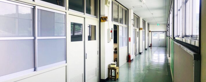 ④なぜ教室の出入り口が2つあるのか？