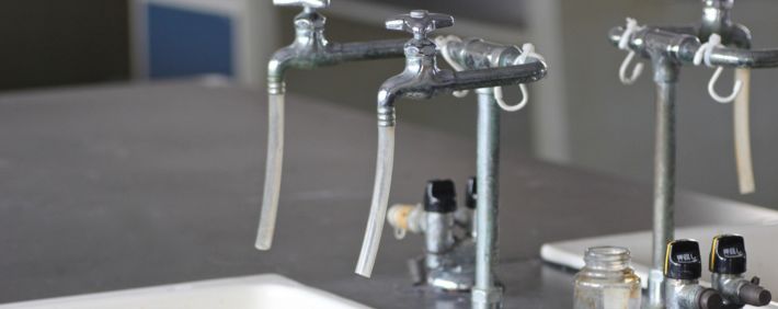 ⑧なぜ理科室の蛇口にホースがついているのか