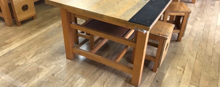 図工室の角椅子は便利な作業台に変身