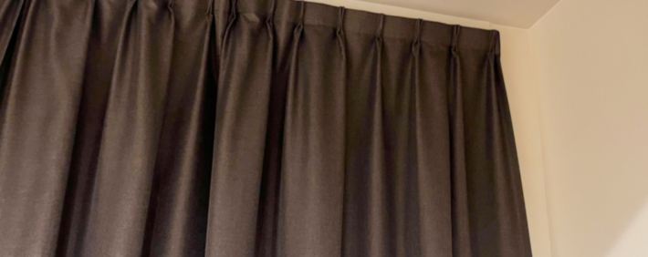 なぜ理科室のカーテンは黒いのか？3つの役割