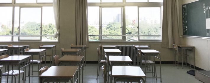 教室の窓が左側に配置されている2つの理由