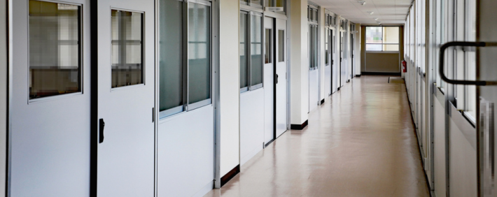 教室のドアが前後に2か所ある理由