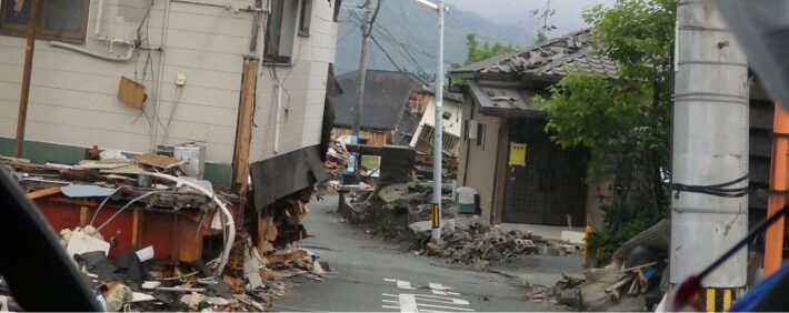 落下物や建物の倒壊を伴う地震の恐ろしさ