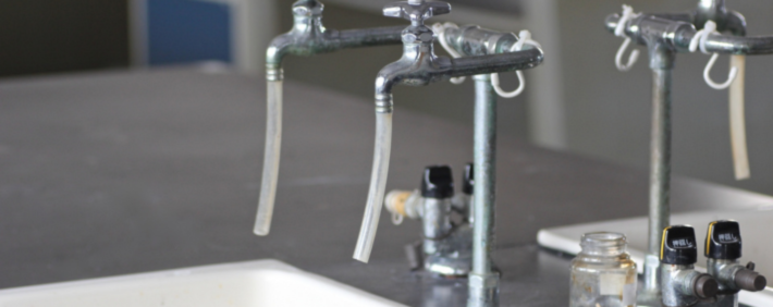 なぜ理科室の水道にホースがあるのか？2つの秘密