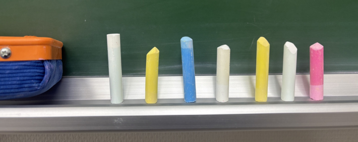 教室で使うチョークの歴史と成分の秘密
