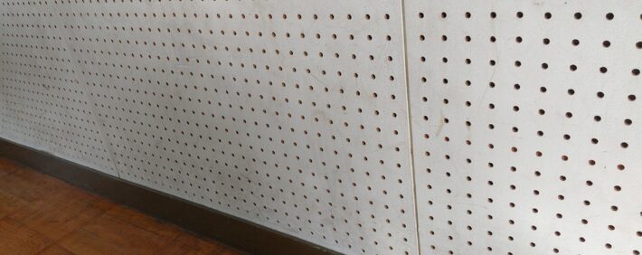 音楽室の壁に無数の穴が空いている2つの理由