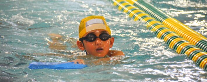学校のプールで水泳帽をかぶる歴史と3つの理由